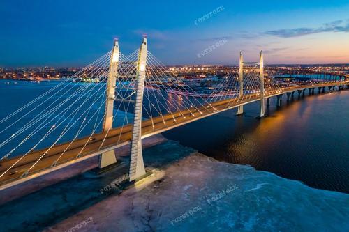 Фотографии Санкт-Петербурга с квадрокоптера предоставляют уникальную перспективу на мосты, высокоскоростную кольцевую дорогу и впечатляющее слияние Невы с Финским заливом. Этот воздушный взгляд на город, увековеченный квадрокоптером, позволяет насладиться красотой архитектуры и природы Северной столицы.